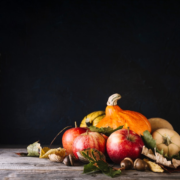 Herfst oogst op tafel samengesteld