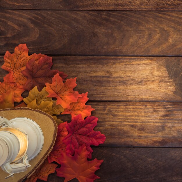 Herfst samenstelling met bladeren en lantaarn