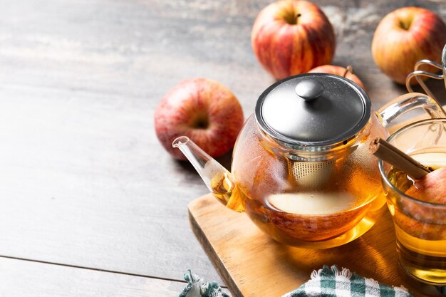 Herfst warme appel drankje met specerijen op houten tafel