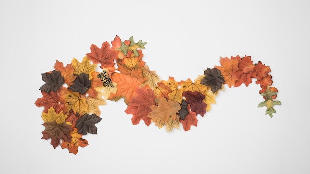 Herfstbladeren ontworpen als abstracte figuur