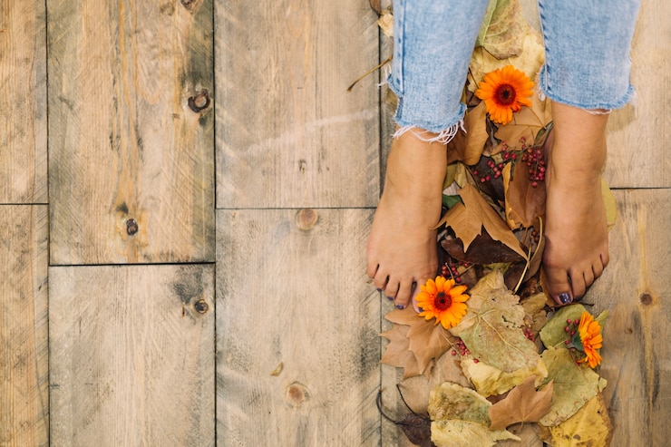 Gratis Foto herfstconcept met benen en herfstbladeren