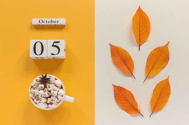 Herfstkalender 5 oktober, kopje cacao met marshmallows en gele herfstbladeren