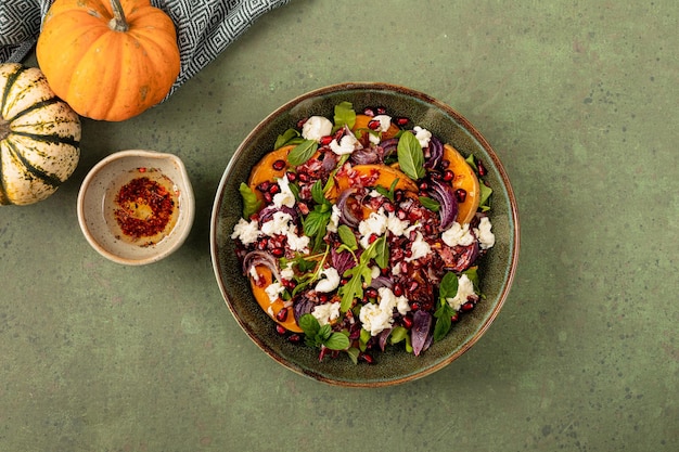 Herfstsalade van gebakken pompoen chorizo en mozzarella Het concept van gezond eten