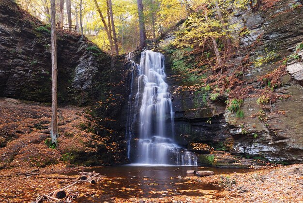 Herfstwaterval in de bergen