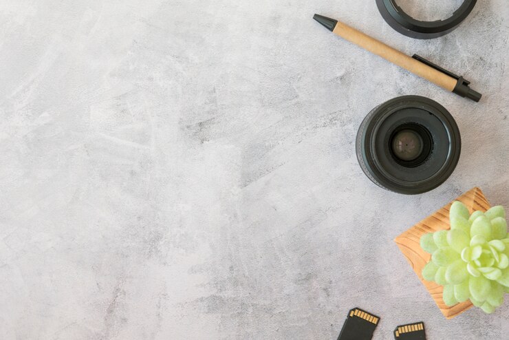 Gratis Foto herinnerings kaarten; camera lens; pen en succulente installatie op concrete achtergrond