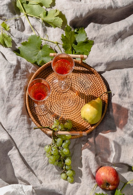 Het arrangement van picknicklekkernijen op een deken