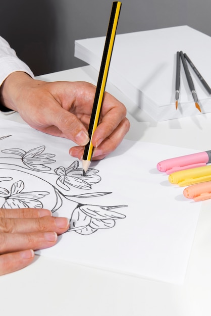 Gratis foto het arrangementstilleven van illustrator-hulpmiddelen