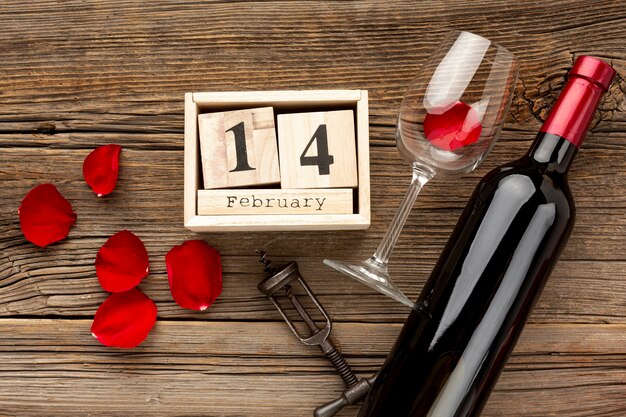 Het assortiment van de valentijnskaartendag met bloemblaadjes en champagne