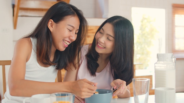 Het Aziatische Lesbische lgbtq vrouwenpaar ontbijt thuis