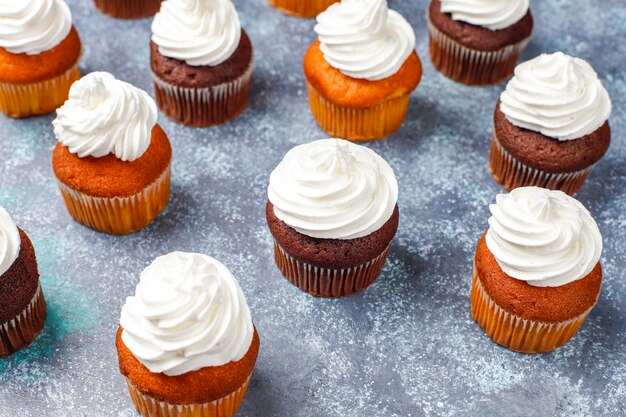 Het bakselachtergrond van Cupcake met keukengerei.