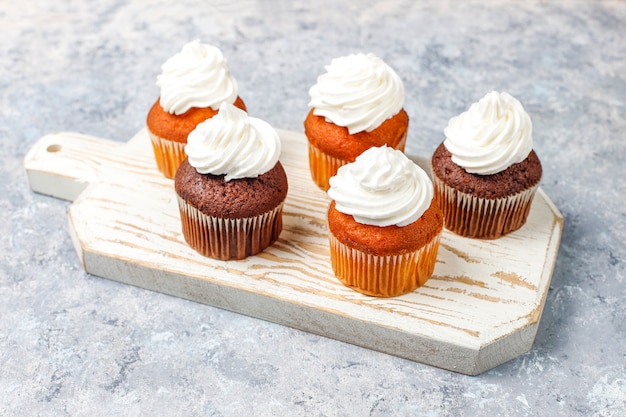 Het bakselachtergrond van Cupcake met keukengerei.