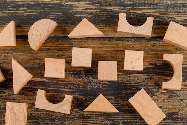 Het bedrijfsconcept met houten geometrische vormen op houten lijstvlakte lag.