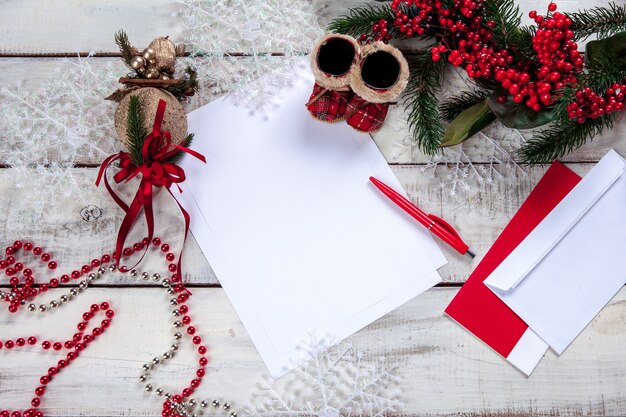 Het blanco vel papier op de houten tafel met een pen