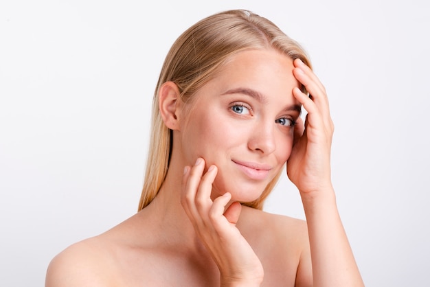 Het blonde de vrouw van de close-up stellen met witte achtergrond