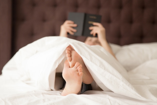 Het boek van de vrouwenlezing in de ochtend bij haar slaapkamer