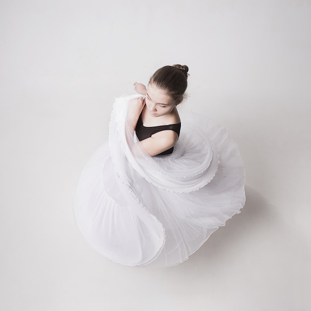 Het bovenaanzicht van de tiener ballerina op witte achtergrond