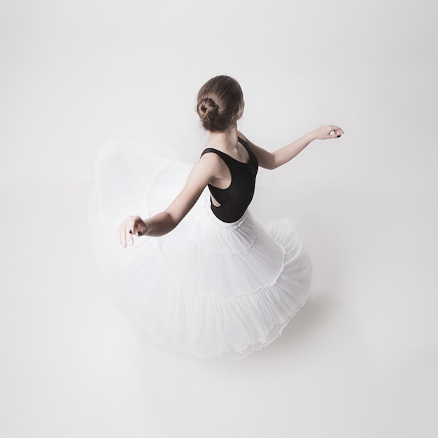 Het bovenaanzicht van de tiener ballerina op witte ruimte