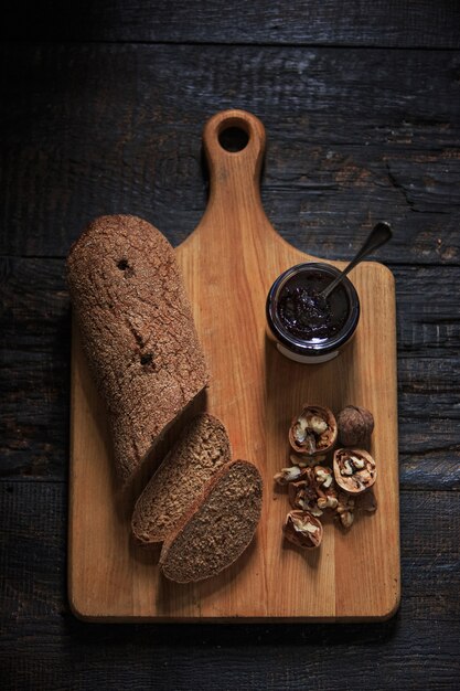 Het bovenaanzicht van fruitige jam op zwarte houten tafel