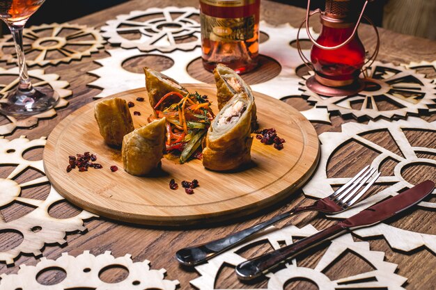 Het broodje van zijaanzichtvissen in pitabroodje met plantaardige salade en berberis