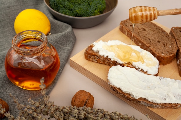 Het broodplakken van de close-up met kaas en honing