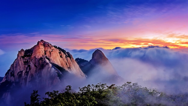 Het Bukhansan-gebergte is bedekt met ochtendmist en zonsopgang in Bukhansan National Park, Seoul in Zuid-Korea