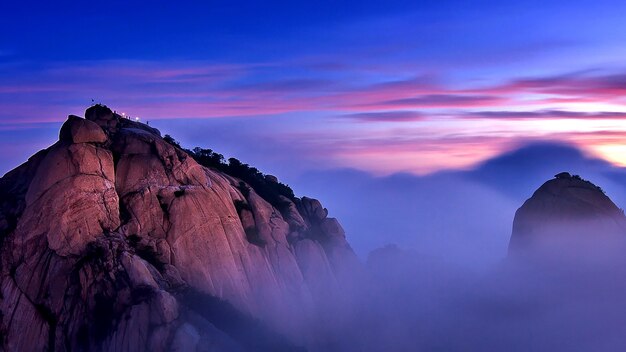 Het Bukhansan-gebergte is bedekt met ochtendmist en zonsopgang in Bukhansan National Park, Seoul in Zuid-Korea