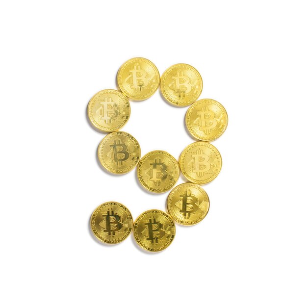 Het cijfer van 9 opgemaakt uit bitcoin munten en geïsoleerd op een witte achtergrond