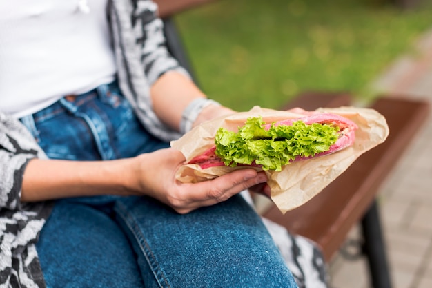 Het close-up concentreerde verse sla van sandwich