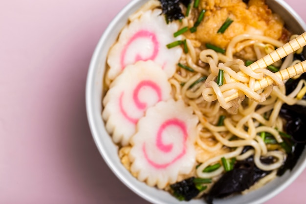 Gratis foto het close-up ramen soep in kom