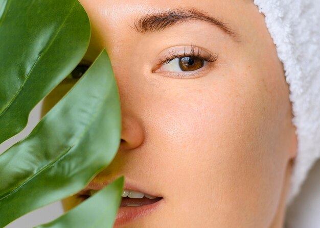 Het close-up van vrouw geniet van een kuuroorddag