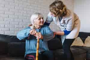 Gratis foto het concept van het pensioneringshuis met verpleegster en vrouw