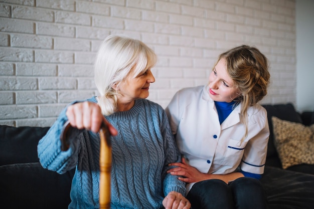 Het concept van het pensioneringshuis met verpleegster