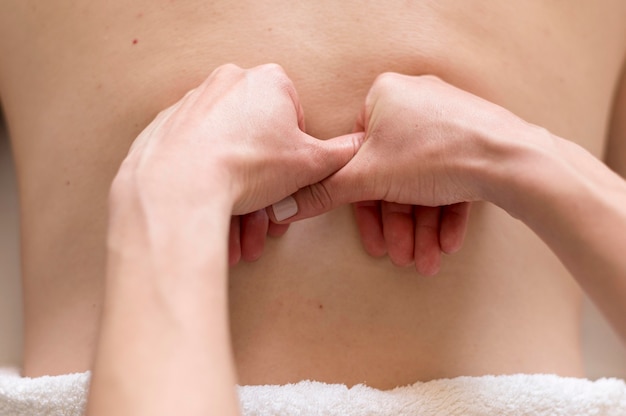 Gratis foto het conceptclose-up van de rugmassage