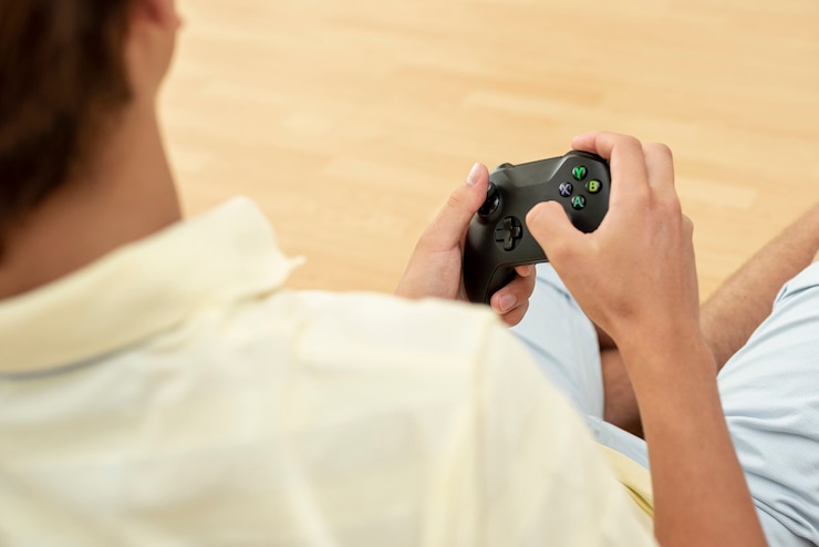 Gratis Foto het controlemechanisme van het de holdingsspel van de close-upjongen