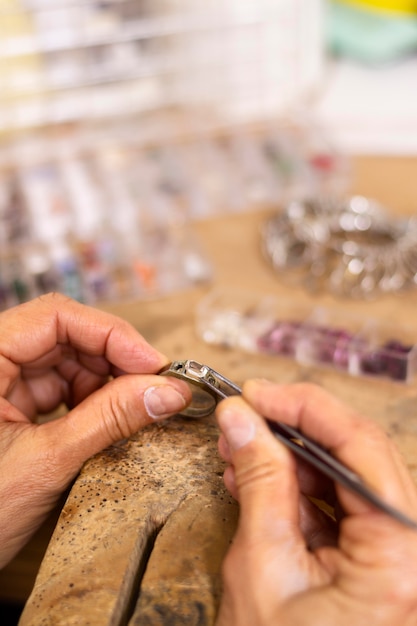 Gratis foto het creëren van een ringhardwerkend juwelierconcept