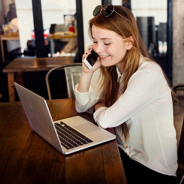 Het digitale Concept van de Communicatie Meisjestechnologie