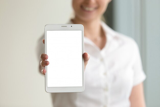 Het digitale scherm van het tabletmodel in vrouwelijke handen, close-up, exemplaarruimte