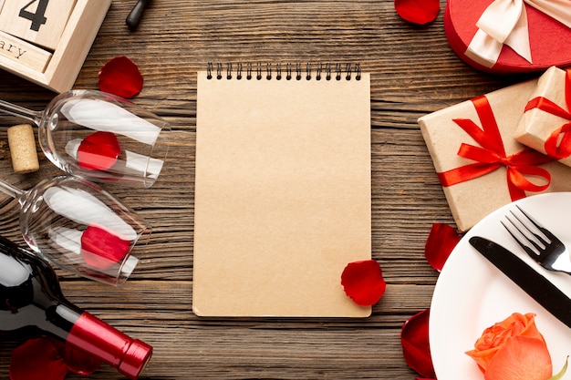 Het dinerassortiment van de valentijnskaartendag met lege blocnote