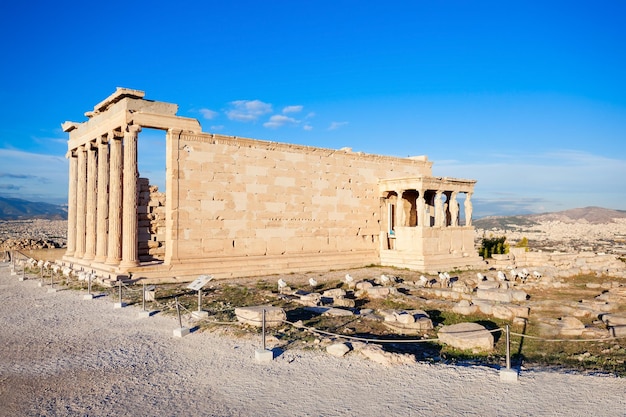 Het erechtheion of erechtheum is een oude griekse tempel op de akropolis van athene in griekenland die was gewijd aan zowel athena als poseidon.