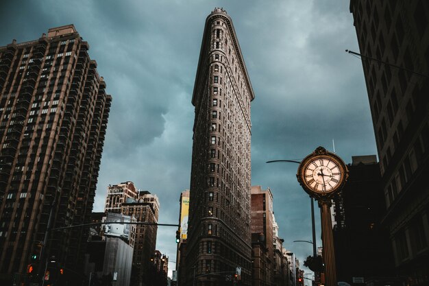 Het Flatiron-gebouw in de Stad van New York schoot vanuit een lage invalshoek