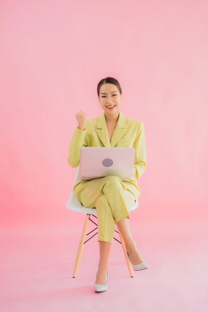 Het gebruik computerlaptop van portret mooie jonge Aziatische bedrijfsvrouw op kleur