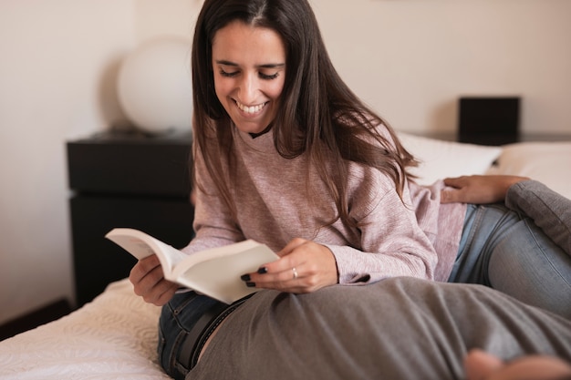 Het gelukkige boek van de vrouwenlezing met echtgenoot