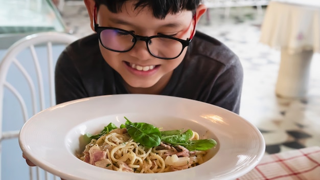 Het gelukkige het eten van de jongen recept van spaghetticarbonara