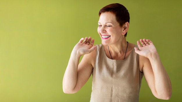 Gratis foto het gelukkige hogere vrouw dansen