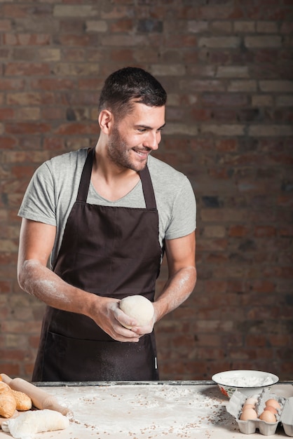 Het gelukkige mannelijke deeg van de bakkersholding