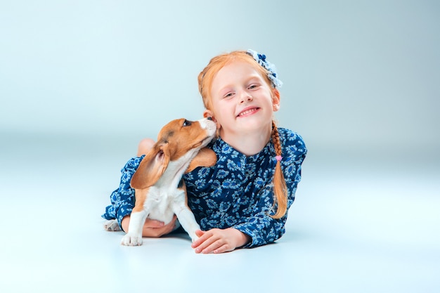 Het gelukkige meisje en een beagle puppy