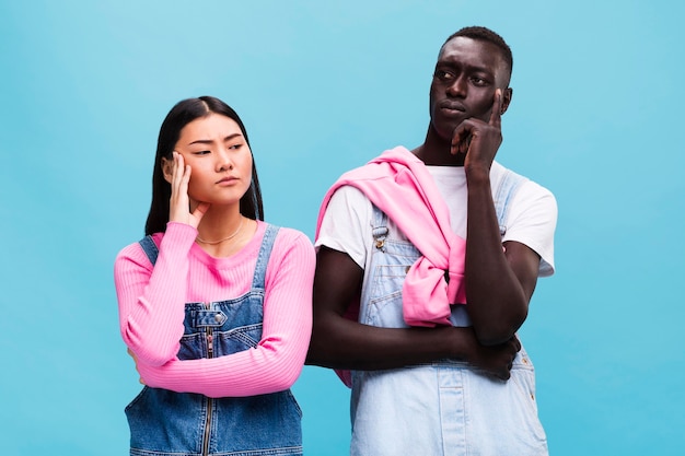 Gratis foto het gelukkige paar stellen in studio