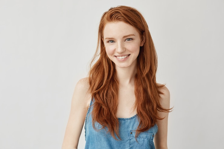 Gratis Foto het gelukkige vrolijke gembervrouw glimlachen.