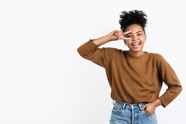 Gratis foto het gelukkige vrouw dwaas stellen