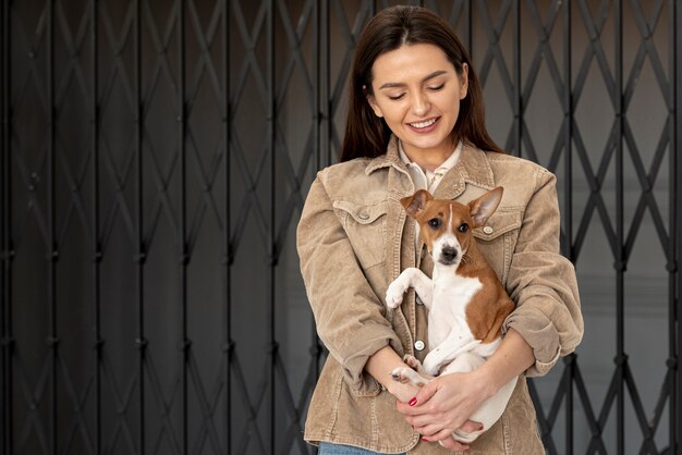 Het gelukkige vrouw stellen met haar hond